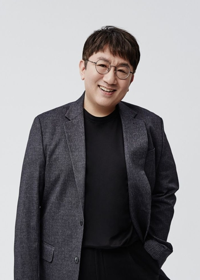 방 의장은 상장 전 투자자·벤처캐피탈(VC) 등 기존 투자자들에게 기업공개(IPO) 계획이 없다고 속이고 지인이 설립한 사모펀드(PEF)에게 지분을 팔도록 유도한 뒤 부당이득을 챙긴 혐의를 받고 있다. / 하이브