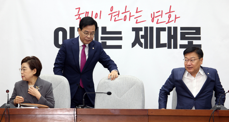 송언석 국민의힘 비상대책위원장 겸 원내대표가 11일 서울 여의도 국회에서 열린 원내대책회의에 참석하고 있다.  /뉴시스