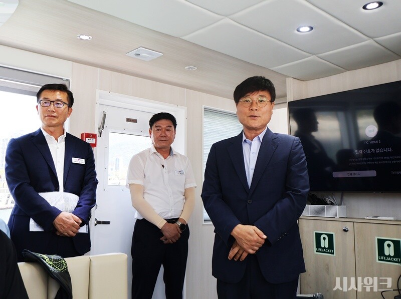 거제 앞바다에서 만난 변광용 거제시장은 기후변화에 따른 바다환경이 급변하고 있고, 지금은 바다 수온 문제가 심각하며 어려움이 크다는 상황을 설명했다. / 사진=시사위크 취재팀 