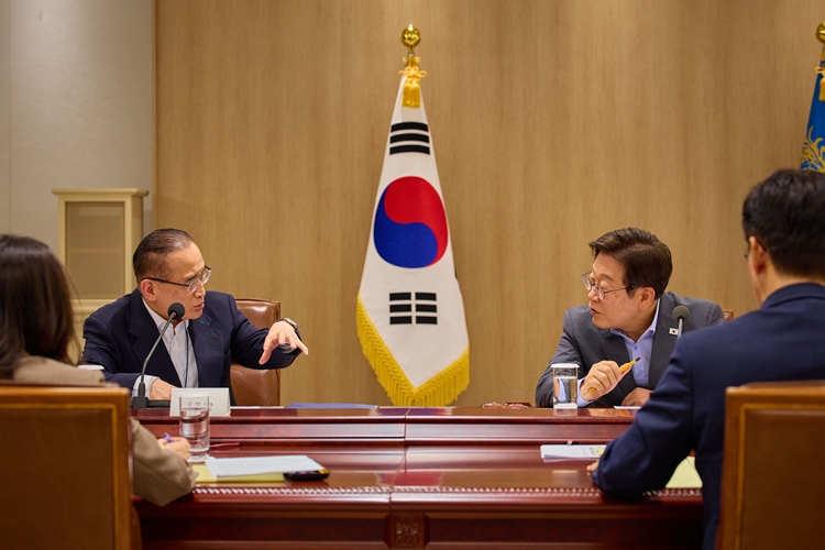 이재명 대통령이 10일 서울 용산 대통령실에서 열린 국가안전보장회의(NSC) 전체회의에서 위성락 국가안보실장과 대화하고 있다. / 대통령실 제공