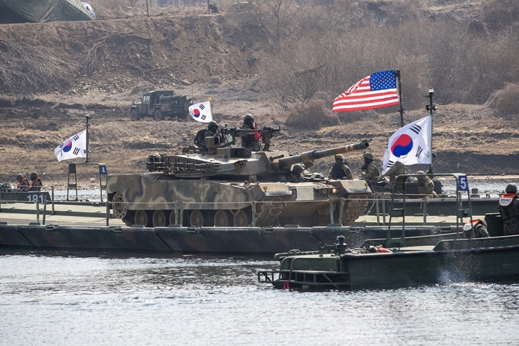 지난 3월 20일 경기 연천군 임진강 일대에서 열린 한미연합 제병협동 도하훈련에서 연합부교를 통해 K1E1전차가 도하하고 있다. / 육군 제공