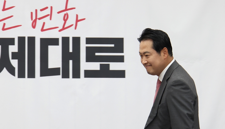 장동혁 국민의힘 의원이 11일 서울 여의도 국회에서 열린 원내대책회의에 참석하고 있다.  /뉴시스