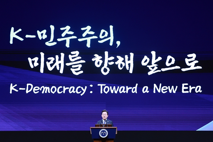 이재명 대통령이 13일 서울 강남구 코엑스에서 열린 2025 세계정치학회(IPSA) 서울총회 개막식에서 기조연설을 하고 있다. / 뉴시스