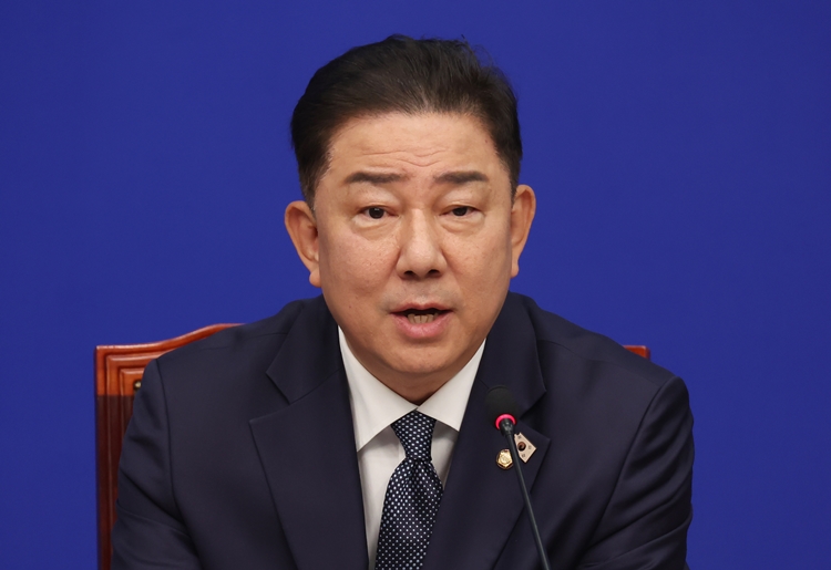 김병기 더불어민주당 대표 직무대행 겸 원내대표가 11일 국회에서 열린 최고위원회의에서 발언하고 있다. / 뉴시스