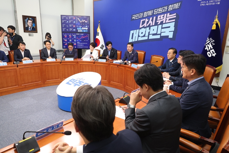 이재명 정부 내각 장관 후보자들을 검증하는 국회 인사청문회가 14일 시작된 가운데, 더불어민주당은 실용과 능력, 성과를 인사청문회 기준으로 삼았다. 사진은 김병기 당 대표 직무대행 겸 원내대표가 이날 국회에서 열린 최고위원회의에서 발언을 하고 있는 모습. / 뉴시스