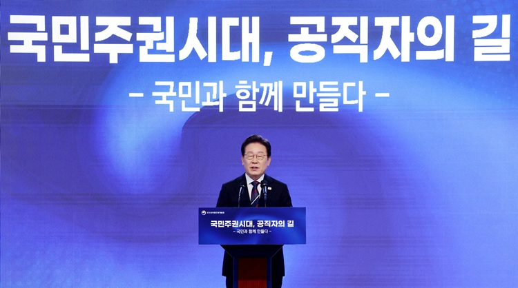 이재명 대통령이 14일 충북 진천 국가공무원인재개발원에서 5급 신임관리자과정 교육생에게 특강을 하고 있다. (대통령실통신사진기자단) / 뉴시스