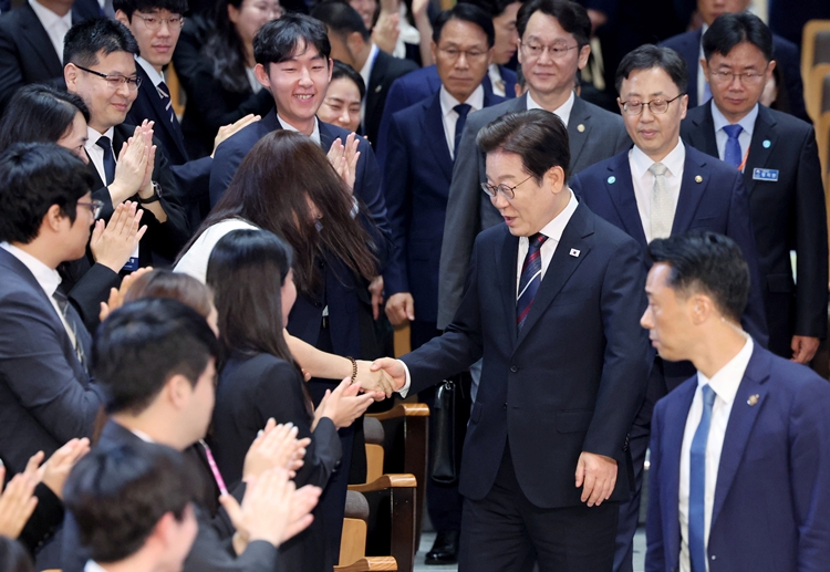 이재명 대통령이 14일 5급 신임관리자과정 교육생에게 특강을 하기 위해 충북 진천 국가공무원인재개발원 강당에 입장하며 참석자들과 인사하고 있다. (대통령실통신사진기자단) / 뉴시스