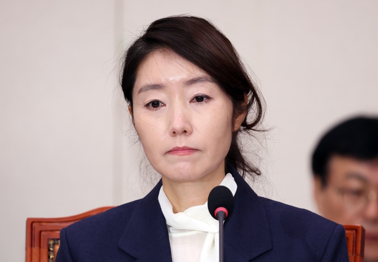 강선우 여성가족부 장관 후보자가 14일 국회에서 열린 여성가족위원회의 인사청문회에서 의원 질의를 듣고 있다. / 뉴시스