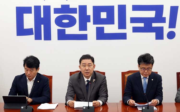 김병기 더불어민주당 당대표 직무대행 겸 원내대표가 15일 오전 국회에서 열린 원내대책회의에서 발언을 하고 있다. / 뉴시스