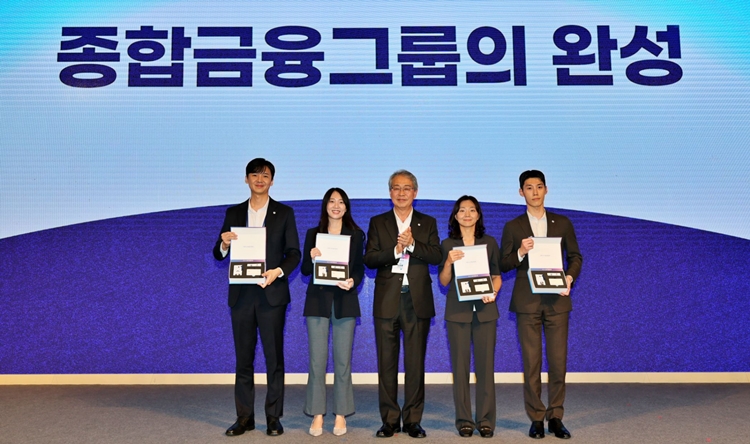우리금융그룹은 지난 11일 서울 용산 드래곤시티에서 동양생명과 ABL생명의 우리금융그룹 편입을 환영하는‘우리 WON day’를 개최했다고 밝혔다. 사진은 임종룡 우리금융회장(가운데)이 이날 동양·ABL생명 직원 대표 4명에게 그룹 사원증, 명함, 휘장이 담긴 비즈니스 키트를 직접 수여 후 기념촬영을 하고 있는 모습. / 우리금융그룹