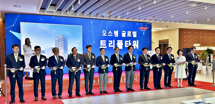 오스템글로벌은 지난 11일 송도사옥 트리플타워 준공식을 개최했다. 사진은 행사 참석자들이 테이프 컷팅을 진행하고 있는 모습. / 오스템임플란트