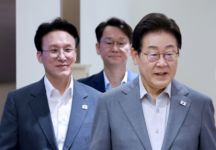 이재명 대통령이 15일 서울 용산 대통령실 청사에서 열린 국무회의에 입장하고 있다. (대통령실통신사진기자단) / 뉴시스