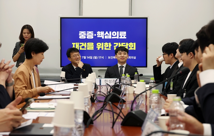 박주민 국회 보건복지위원장과 한성존 대한전공의협의회 비상대책위원장 등 참석자들이 14일 서울 여의도 국회에서 열린 중증-핵심의료 재건을 위한 간담회에서 시작 전 대화를 나누고 있다. / 뉴시스