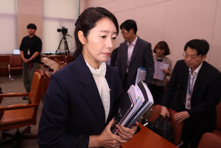 ‘보좌진 갑질’ 의혹으로 논란의 중심에 선 강선우 여성가족부 장관 후보자에 대한 국회 인사청문회가 마무리된 가운데, 강 후보자에 대한 임명 여부에 정치권의 관심이 쏠린다. 사진은 강 후보자가 지난 14일 국회에서 열린 여성가족위원회의 인사청문회에서 정회가 되자 회의장을 나서고 있는 모습. / 뉴시스