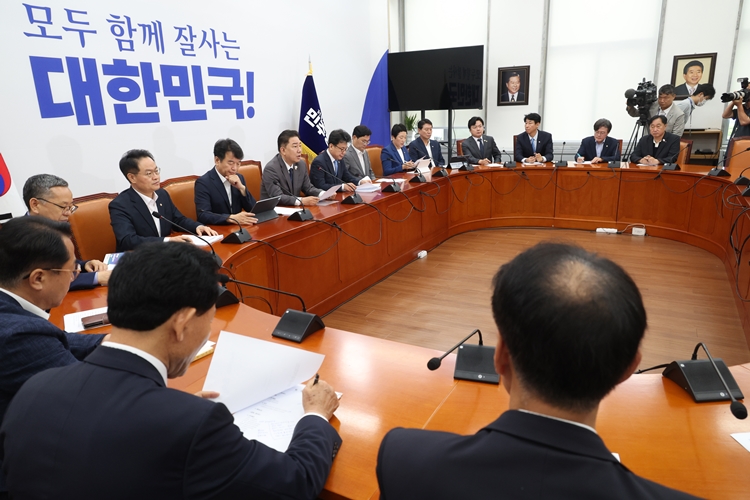 더불어민주당은 강선우 여성가족부 장관 후보자와 관련해 여론 추이에 촉각을 곤두세우고 있다. 사진은 김병기 당 대표 직무대행 겸 원내대표가 15일 국회에서 열린 원내대책회의에서 발언을 하고 있는 모습. / 뉴시스