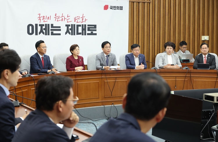국민의힘은 강선우 여성가족부 장관 후보자의 낙마를 벼르며 총공세에 나서고 있다. 사진은 송언석 비상대책위원장 겸 원내대표가 15일 국회에서 열린 원내대책회의에서 발언하고 있는 모습. / 뉴시스