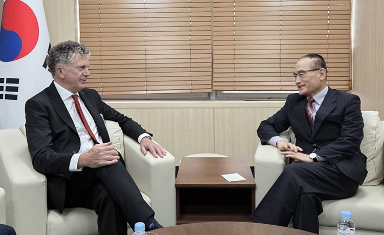 위성락 국가안보실장이 15일 서울 용산 대통령실에서 방한 중인 조너선 파월 영국 국가안보보좌관과 면담을 하고 있다. / 대통령실 제공