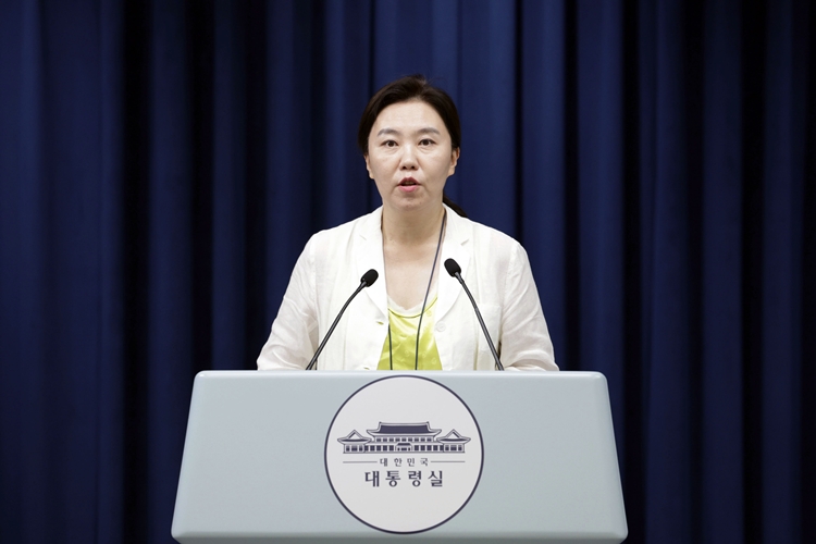 강유정 대변인이 15일 서울 용산 대통령실 청사에서 국무회의 결과 및 APEC 관련 브리핑을 하고 있다. / 뉴시스