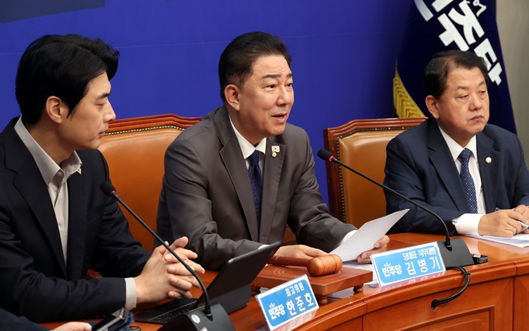 김병기 더불어민주당 당대표 직무대행 겸 원내대표가 16일 오전 국회에서 열린 최고위원회의에서 발언을 하고 있다. / 뉴시스