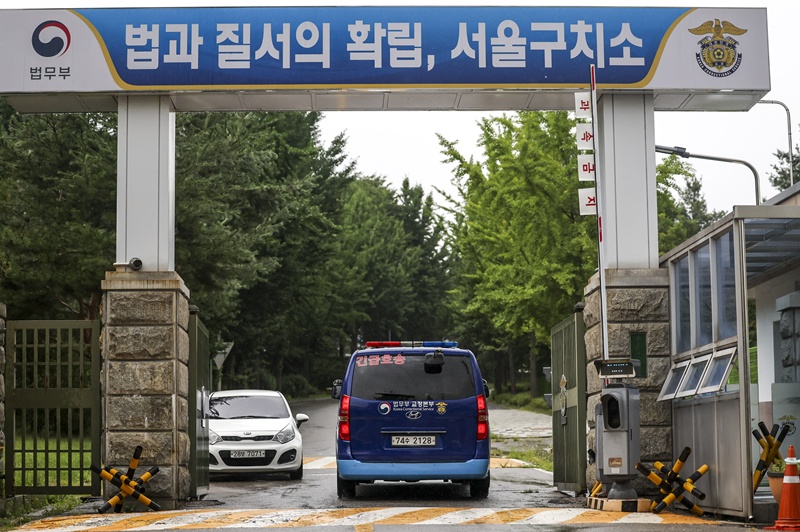 사진은 내란 특검 2차 소환에 불응한 윤석열 전 대통령에 대한 강제 구인 절차에 돌입한 14일 오후 경기 의왕시 서울구치소로 법무부 호송차량이 들어가고 있는 모습이다. / 뉴시스