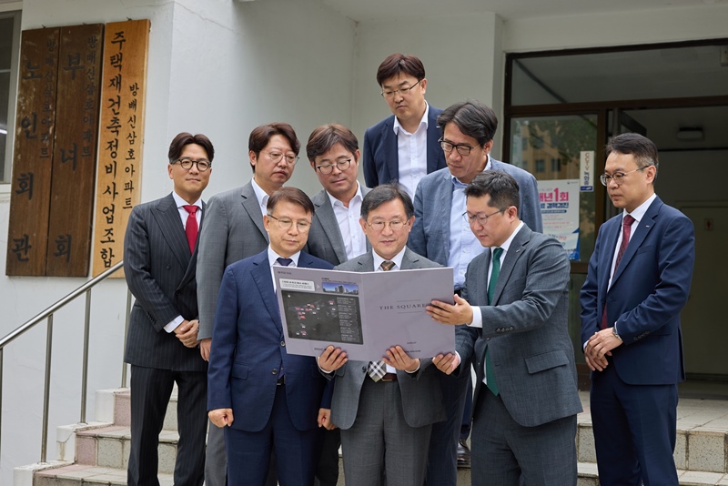 정경구 HDC현대산업개발 대표이사가 14일 방배신삼호아파트 재건축 현장을 방문했다. 이날 현장에는 정경구 대표이사를 비롯해 HDC현대산업개발 임원진이 함께해, 조합원과 소통하고 사업 추진에 대한 강한 의지를 나타냈다. (사진 첫째 줄 왼쪽에서 두 번째 정경구 HDC현대산업개발 대표이사) / HDC현대산업개발