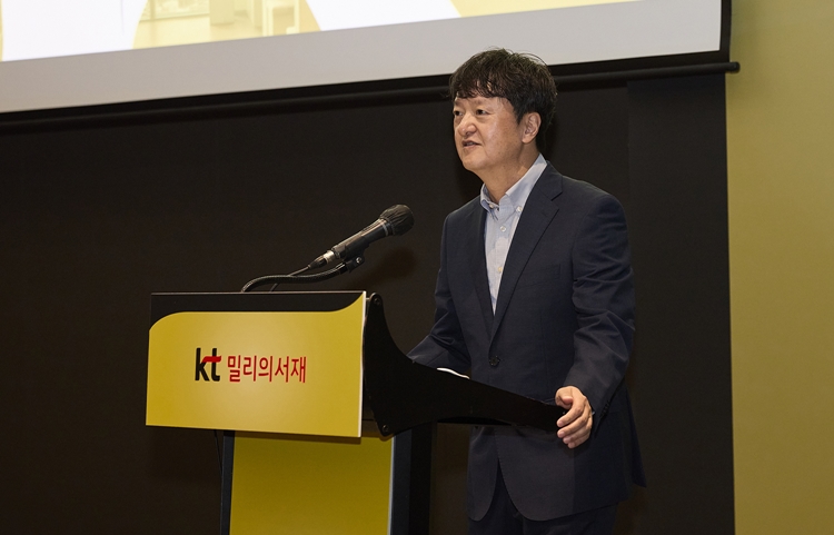 KT밀리의서재가 주주 신뢰 제고를 놓고 고심에 빠졌다. 사진은 KT밀리의서재 박현진 대표가 지난 4월 23일 여의도 글래드 호텔에서 열린 기자간담회에서 2025 사업 로드맵을 발표하는 모습. // 밀리의서재