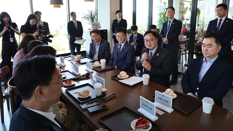 사진은 지난 6월 5일 서울 여의도 국회 강변서재에서 열린 6.5. 세계 환경의 날 기념 국회 기후위기특위 위원 초청 차담회에서 우원식 국회의장이 인사말을 하고 있는 모습. / 뉴시스