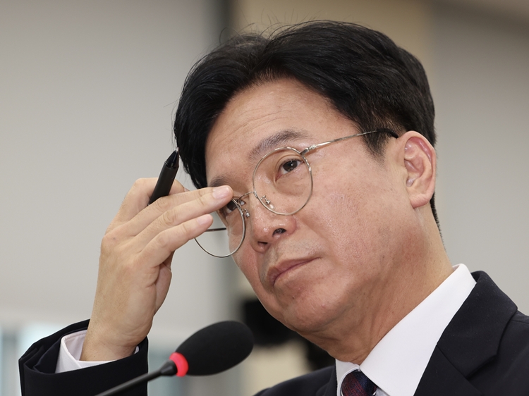 김영훈 고용노동부 장관 후보자가 16일 오전 서울 여의도 국회 환경노동위원회에서 열린 인사청문회에서 안경을 만지고 있다.