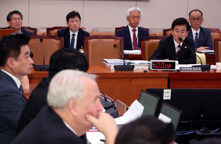 정동영 통일부 장관 후보자가 지난 14일 서울 여의도 국회 외교통일위원회에서 열린 인사청문회에서 의원의 질의에 답변하고 있다. / 뉴시스