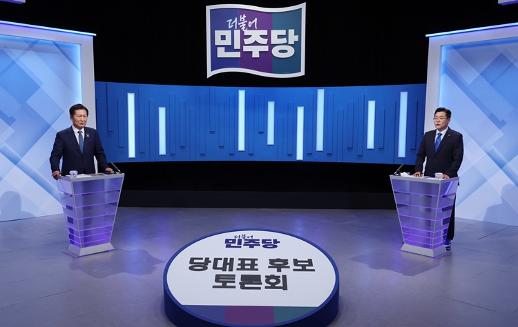 정청래·박찬대(오른쪽) 더불어민주당 당대표 후보가 16일 서울 양천구 목동 SBS에서 열린 TV토론회 준비를 하고 있다. / 뉴시스