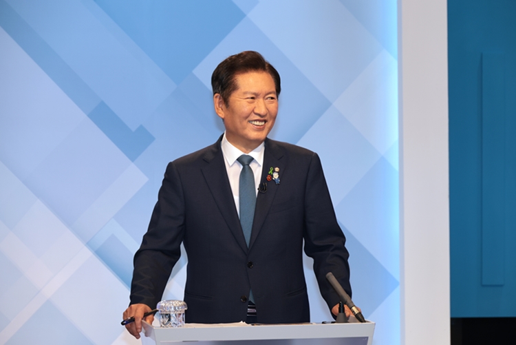 정청래 더불어민주당 당대표 후보가 16일 서울 양천구 목동 SBS에서 열린 TV토론회에서 박찬대 당대표 후보를 바라보며 미소 짓고 있다. / 뉴시스
