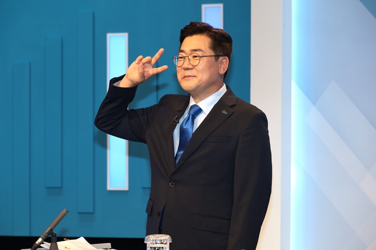 박찬대 더불어민주당 당대표 후보가 16일 서울 양천구 목동 SBS에서 열린 TV토론회에서 기호2번 포즈를 취하고 있다. / 뉴시스
