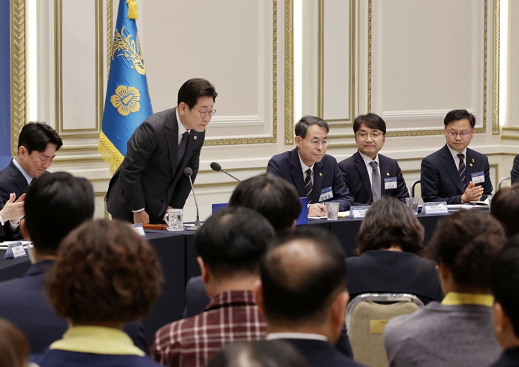 이재명 대통령이 지난 16일 청와대 영빈관에서 열린 '기억과 위로, 치유의 대화' 사회적 참사 유가족과 간담회에서 참사 유가족들에게 고개숙여 인사하고 있다. / 뉴시스