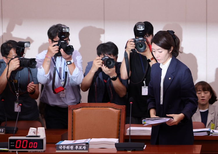 ‘보좌진 갑질’ 의혹 등으로 비판을 받고 있는 강선우 여성가족부 장관 후보자에 대한 사퇴 요구 목소리가 커지는 모습이다. 사진은 강 후보자가 지난 14일 국회 여성가족위원회에서 열린 자신의 인사청문회에 참석하고 있는 모습. / 뉴시스