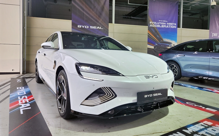 BYD 씰 AWD 앞모습은 날렵한 분위기다. / 용인=제갈민 기자