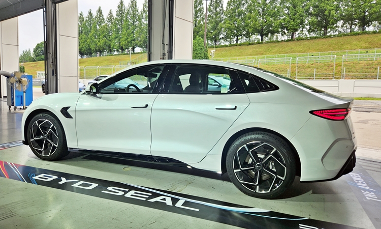 BYD 씰 AWD 측면을 보면 천장에서 뒤쪽으로 내려가는 각도가 완만하다. / 용인=제갈민 기자