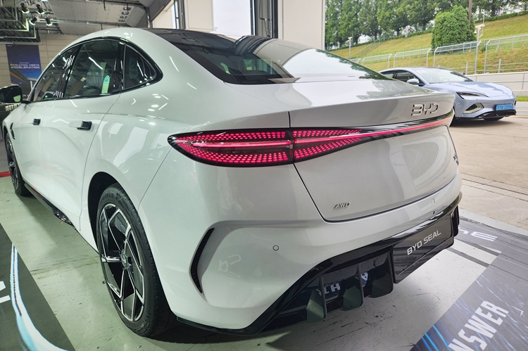 BYD 씰 AWD 후면 테일램프는 세련미가 돋보인다. / 용인=제갈민 기자