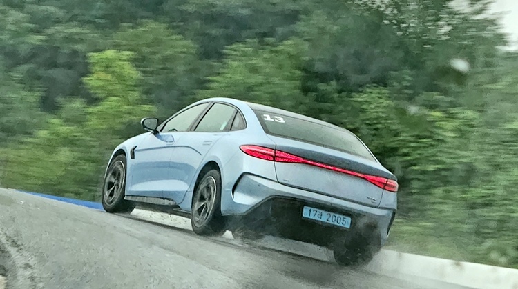 용인 에버랜드 서킷을 주행하는 BYD 씰 AWD. 빗길에서 빠르게 주행을 하면서도 안정감을 잃지 않았다. / 용인=제갈민 기자