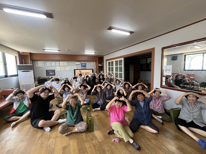 서울에너지공사는 여름철 폭염에 취약한 농촌 어르신의 건강 보호와 도농 간 상생을 위해 서울 청년기획봉사단인 서울시립대학교 환경동아리 ‘빵빵이팀’과 함께 ‘온열질환 예방 사회공헌활동’을 실시했다고 17일 밝혔다./ 서울에너지공사