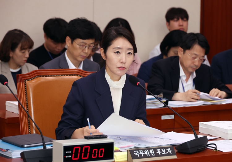 강선우 여성가족부 장관 후보자가 지난 14일 서울 여의도 국회에서 열린 여성가족위원회의 인사청문회에서 의원 질의에 답하고 있다. / 뉴시스