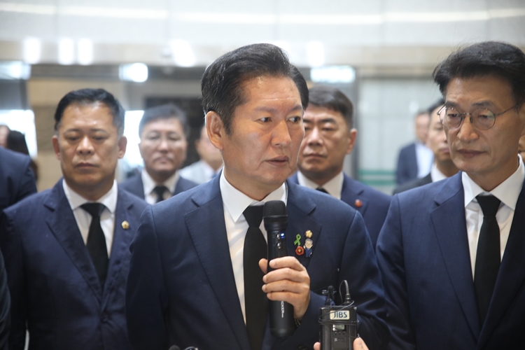 더불어민주당 대표 선거에 출마한 정청래 의원이 국민의힘에 대한 ‘위헌정당 해산’ 필요성을 강하게 주장하고 있다. 사진은 정 의원이 지난 13일 제주시 제주4·3평화공원 위패봉안실을 찾아 발언하고 있는 모습. / 뉴시스