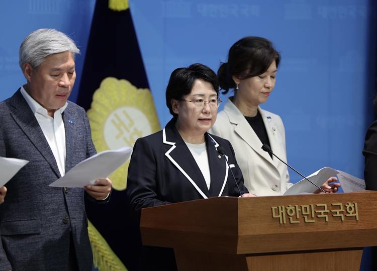 김선민 조국혁신당 당대표 권한대행이 지난 16일 국회 소통관에서 열린 '국민의힘 위헌정당해산심판 청구 진정' 관련 기자회견에서 발언하고 있다. / 뉴시스