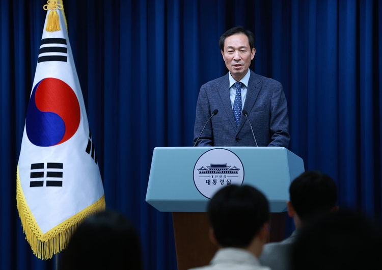 우상호 정무수석이 17일 서울 용산 대통령실 청사에서 현안 관련 브리핑을 하고 있다. 이날 이재명 대통령은 경제계 인사인 박용만 전 대한상공회의소 회을 미국 특사단장으로 더불어민주당 한준호-김우영 의원을 특사단원으로 임명했다. / 뉴시스