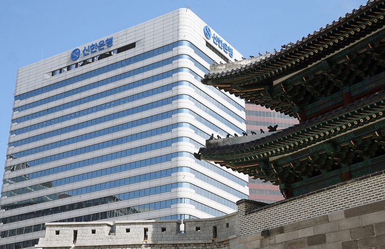 신한금융그룹은 최근 전국에서 발생한 집중호우로 피해를 입은 주민들을 위해 20억원의 성금을 전달하고 그룹사가 뜻을 모아 종합금융지원을 실시한다고 18일 밝혔다. / 신한금융