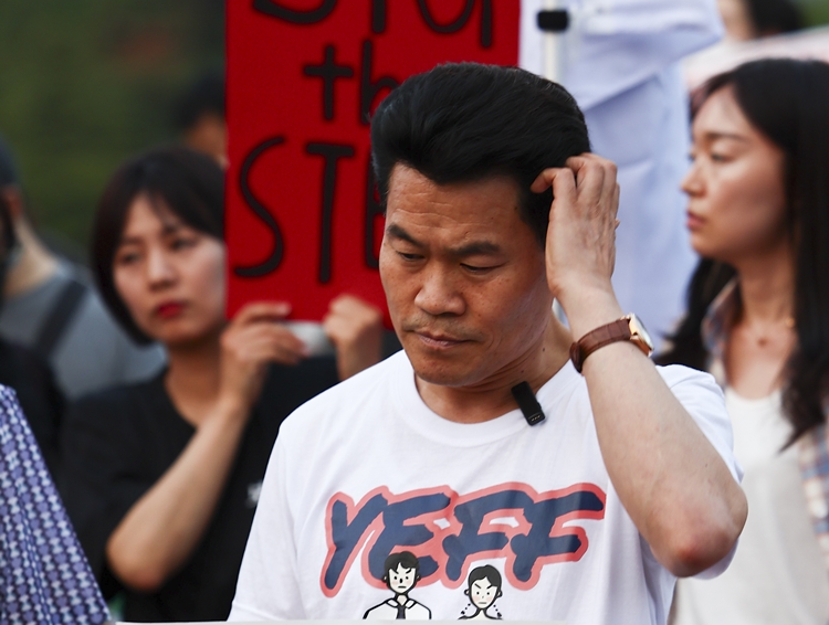 더불어민주당은 18일 윤석열 전 대통령의 탄핵 반대 집회를 주도했던 한국사 강사 전한길 씨가 지난달 국민의힘에 입당한 것과 관련해 비판의 목소리를 높였다. 사진은 전 씨가 지난 5월 30일 경기도 과천 중앙선거관리위원회 청사 앞에서 공정선거 보장을 촉구하는 보수단체 집회에 참가하고 있는 모습. / 뉴시스
