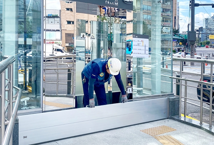 현대엘리베이터가 집중호우로 인한 승강기 침수 피해 예방 활동에 돌입했다. / 현대엘리베이터