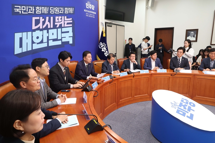 오는 19일과 20일로 예정돼 있던 더불어민주당 당 대표 선거 충청·영남권 순회경선 일정이 취소됐다. 사진은 김병기 당 대표 직무대행 겸 원내대표가 18일 오전 국회에서 열린 최고위원회의에서 발언을 하고 있는 모습. / 뉴시스