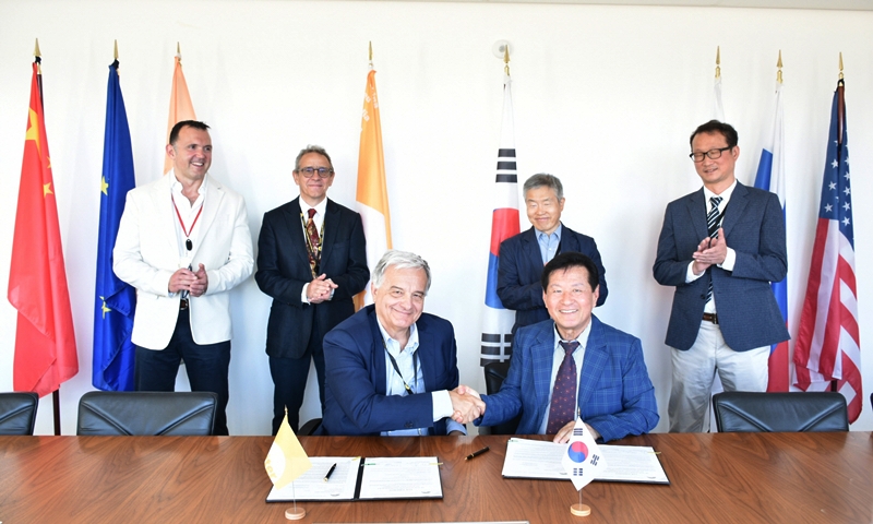 한국핵융합에너지연구원(핵융합연)은 ‘국제핵융합실험로(ITER)’ 국제기구와 한국사업단이 17일 오전 9시(현지시간) 프랑스 카다라쉬에서 중성입자빔용 수소저장용기(Neutral Beam Storage Bed, NBSB)에 대한 업무협약(MOU)을 체결했다고 밝혔다./ 한국핵융합에너지연구원