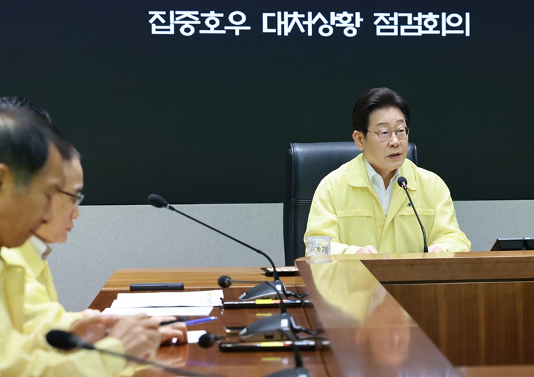 이재명 대통령이 18일 서울 종로구 정부서울청사 중앙재난안전상황실 서울상황센터에서 열린 집중호우 대처상황 점검회의에서 발언하고 있다. (대통령실통신사진기자단) / 뉴시스