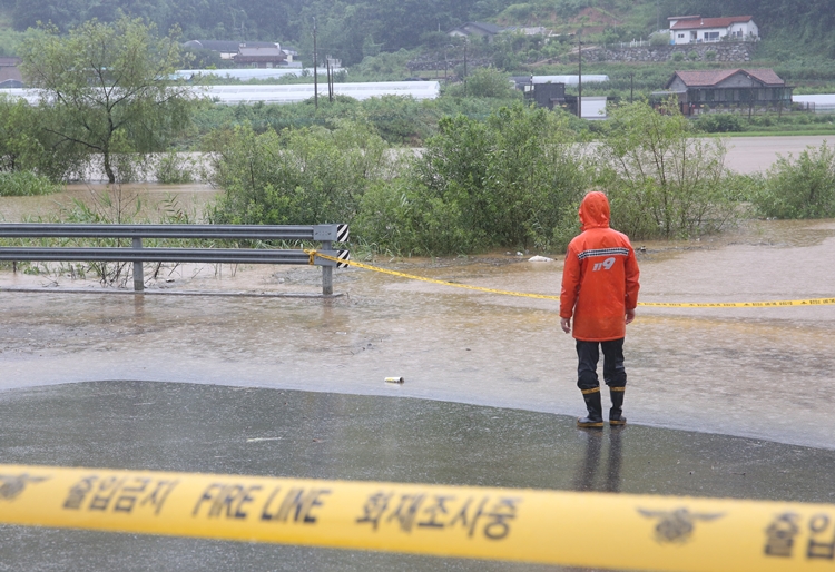 집중호우가 내린 17일 충북 청주시 흥덕구 오송읍 상봉2리의 마을 진입로가 물에 잠겨 있다. / 뉴시스